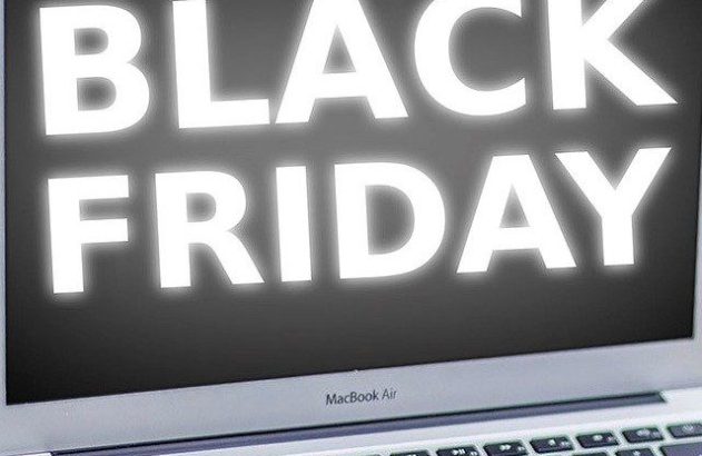 Mãos digitando em um notebook com a frase "BLACK FRIDAY" exibida na tela.