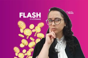 Mulher de óculos pensativa, moedas de ouro caindo e 'FLASH investnews' em fundo roxo degradê.