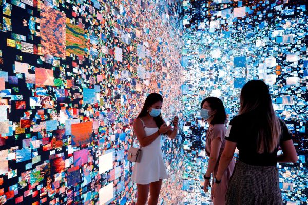 Instalação de arte que será convertida em NFT, em Hong Kong/Reuters