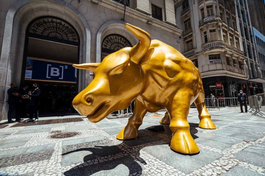 Touro dourado inaugurado em frente à sede da B3. (Foto: Divulgação)