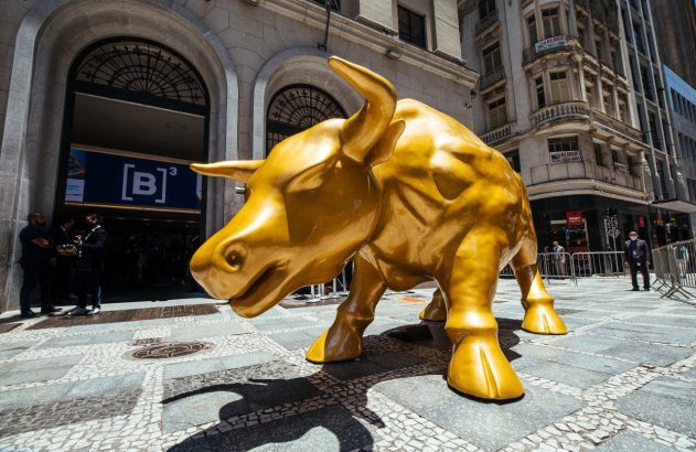 Touro dourado inaugurado em frente à sede da B3. (Foto: Divulgação)