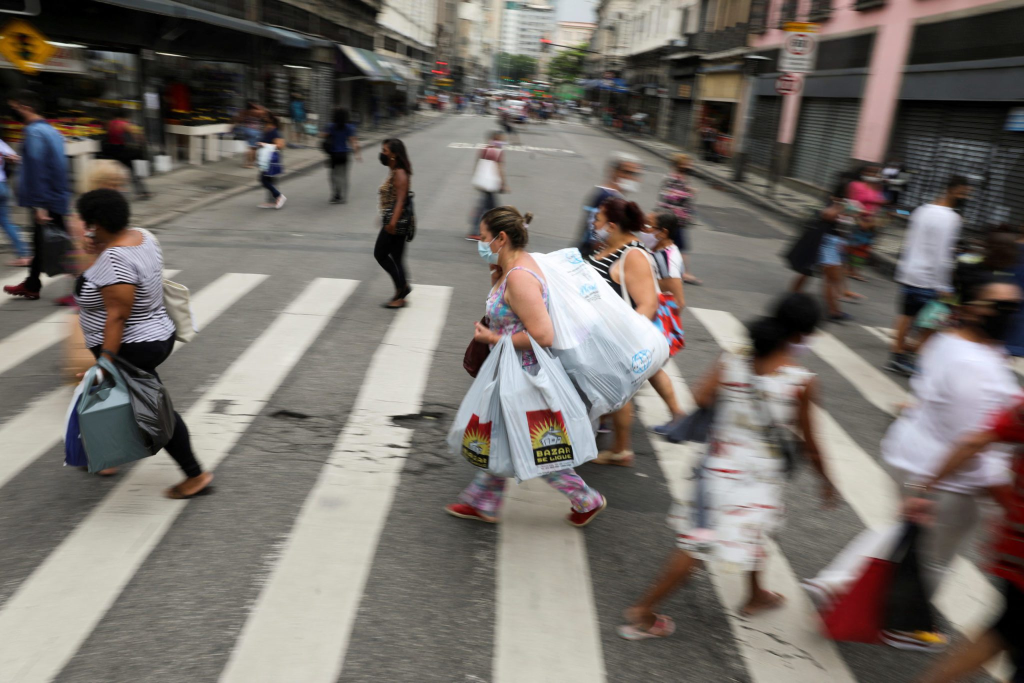 Confiança do Consumidor sobe em dezembro, mas fecha ano em queda