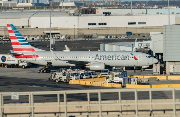 Avião da American Airlines (N836NN) no portão do aeroporto, recebendo serviço de solo com veículos como LSG Sky Chefs.