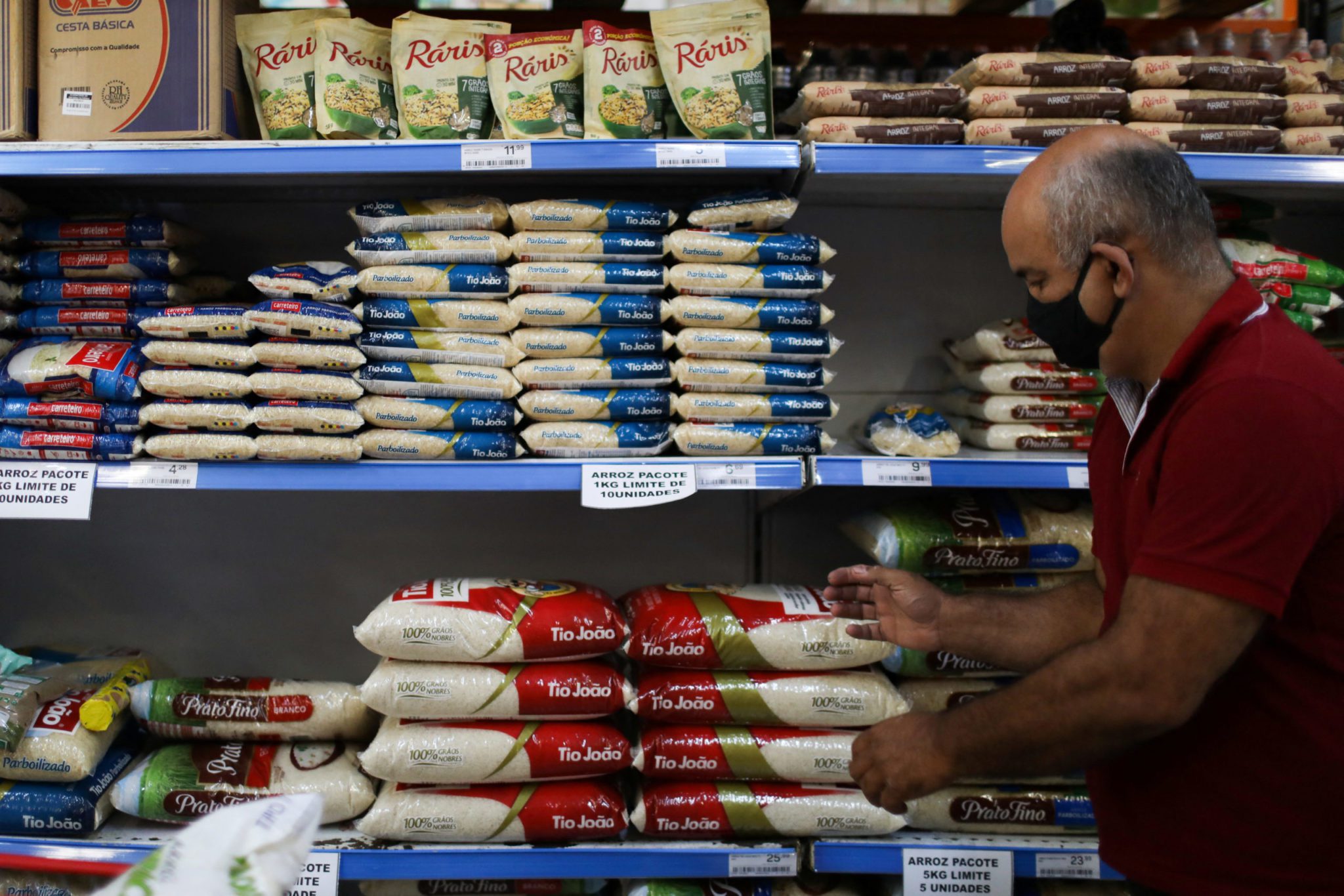 Consumidor faz compras em supermercado do Rio de Janeiro