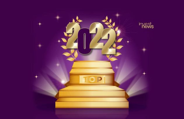 Um pódio dourado com a palavra "TOP" e os números "2022" em destaque, cercado por louros dourados, em fundo roxo brilhante.