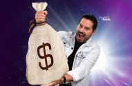 Dony De Nuccio com um barril de petróleo