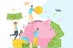 Grupo de pessoas depositando dinheiro em um porquinho rosa. Há moedas, notas e o logo 'invest news'.