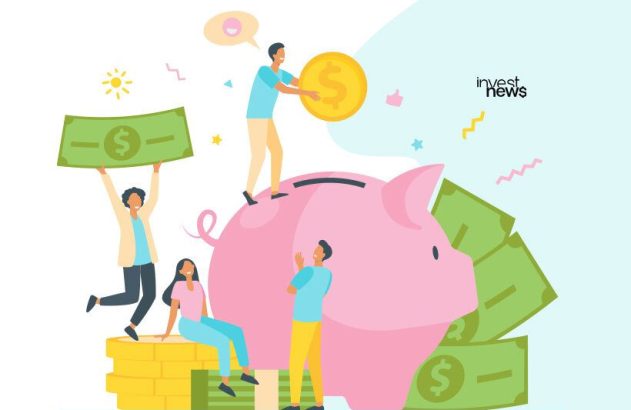 Grupo de pessoas depositando dinheiro em um porquinho rosa. Há moedas, notas e o logo 'invest news'.