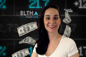 Mulher sorridente com notas de 100 dólares flutuando, em fundo digital de finanças e logo Investnews.