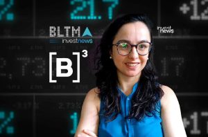 Mulher sorridente com óculos, em fundo financeiro com dados e logotipos como "investnews" e "[B]³".