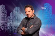 Homem de braços cruzados olhando para a câmera, com fundo de cidade digitalizada e logo "invest news".