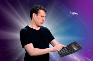 Homem olhando para uma calculadora com '350' no display, em fundo abstrato roxo e azul.