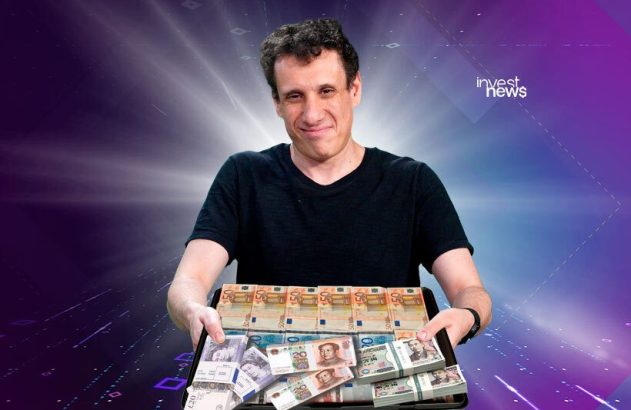 Homem sorridente apresenta bandeja cheia de dinheiro de diferentes moedas.