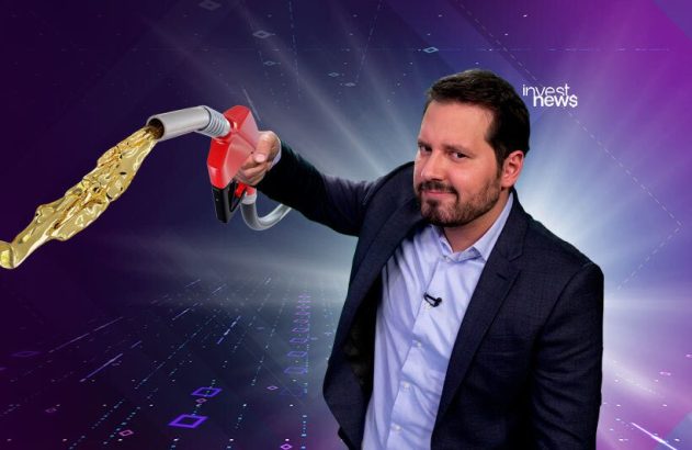 Homem segura bico de combustível jorrando líquido dourado. Fundo digital roxo.