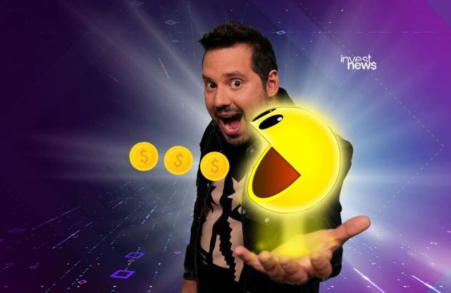 Homem de boca aberta com Pac-Man luminoso na mão, engolindo moedas de dólar em fundo digital roxo.