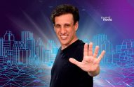 Homem sorridente com a mão levantada contra fundo de skyline urbano e rede digital. Logo: Invest News.