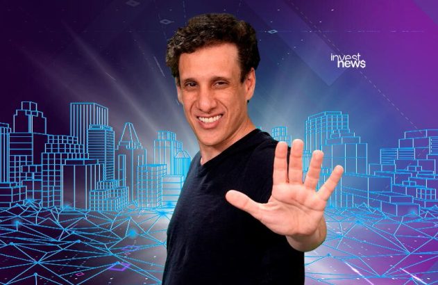 Homem sorridente com a mão levantada contra fundo de skyline urbano e rede digital. Logo: Invest News.