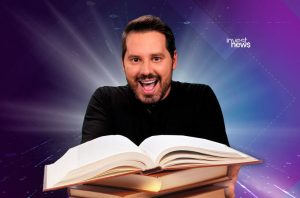 Homem sorridente com boca aberta, segurando livros. Logotipo 'invest news' visível ao fundo.