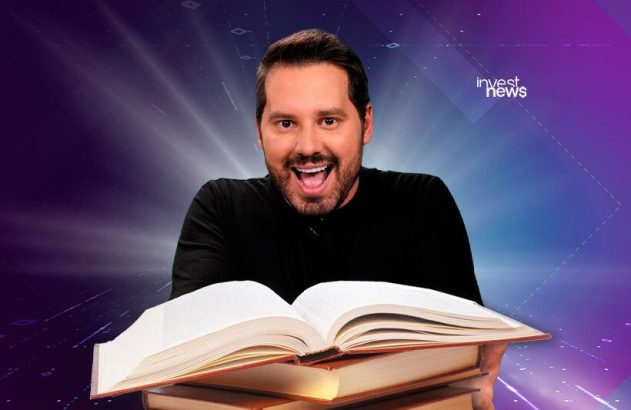 Homem sorridente com boca aberta, segurando livros. Logotipo 'invest news' visível ao fundo.