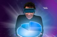 Homem sorridente de óculos de realidade virtual segura um gráfico de pizza azul brilhante.