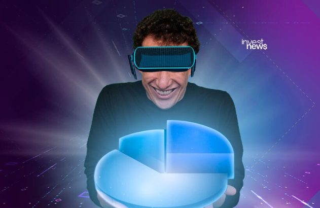 Homem sorridente de óculos de realidade virtual segura um gráfico de pizza azul brilhante.