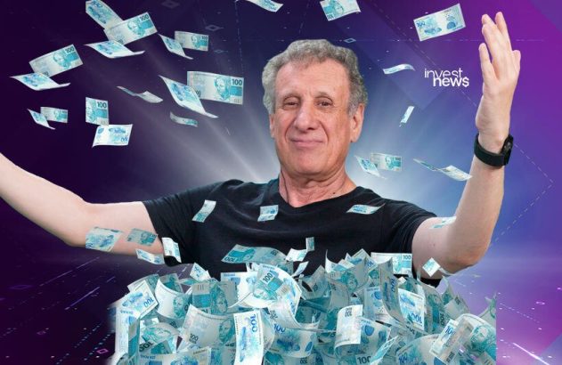 Homem sorridente de braços abertos, cercado por notas de R$100 voando e acumuladas. Fundo Invest News.