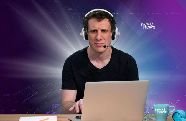 Homem de headset, expressão séria, usa notebook em fundo digital roxo. Logo 'invest news'.