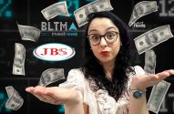 Mulher de óculos com expressão surpresa e notas de dólar voando ao redor. Fundo financeiro com logos JBS e Investnews.