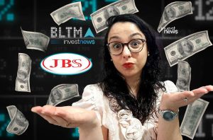 Mulher de óculos com expressão surpresa e notas de dólar voando ao redor. Fundo financeiro com logos JBS e Investnews.