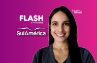 Mulher sorrindo, com logos FLASH investnews e SulAmérica sobre fundo roxo e rosa.