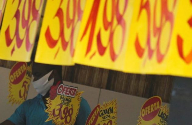 Placas sinalizam preços da mercadoria em mercado do Rio de Janeiro