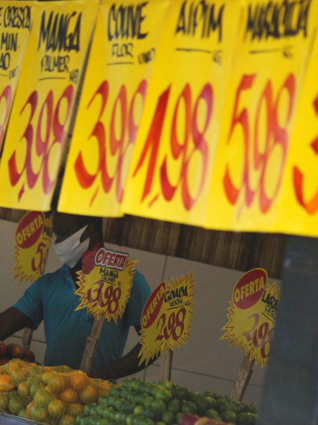 Placas sinalizam preços da mercadoria em mercado do Rio de Janeiro