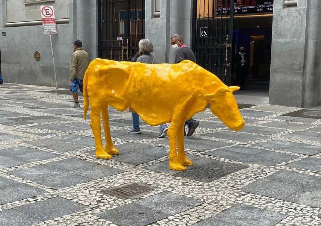 ‘Vaca Magra’ substitui estátua de ‘Touro de Ouro’ em frente à B3