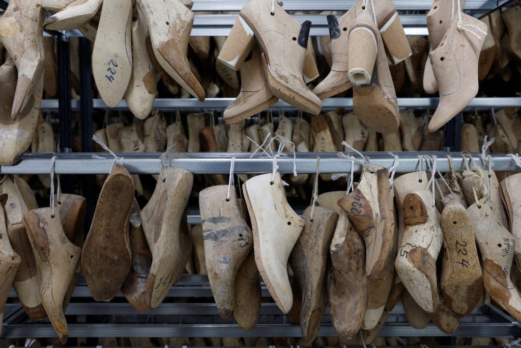 Modelos de sapatos em ateliês reunidos pela Chanel, em Paris