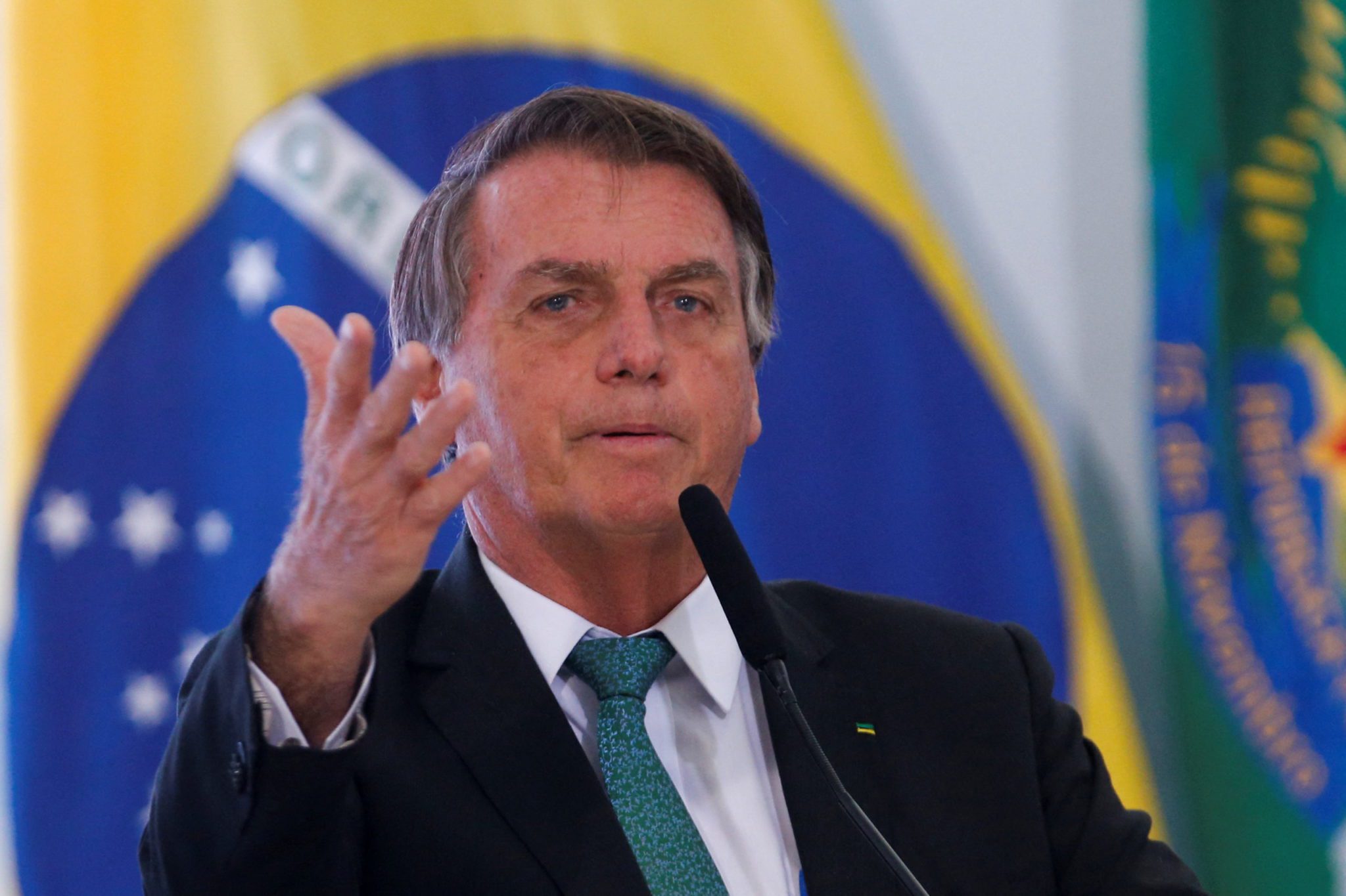 Orçamento de 2022: Bolsonaro faz cortes em educação, INSS, saúde e meio ambiente