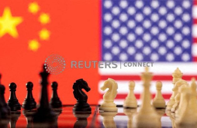Peças de xadrez em primeiro plano, com bandeiras da China e EUA no fundo, simbolizando rivalidade.