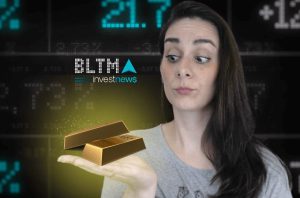 Mulher pensativa observa barras de ouro levitando sobre sua mão aberta, em frente a uma tela com dados financeiros.