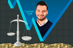 Analista sorridente, balança, moedas e gráfico financeiro. Logotipo 'Analistas em Ação'.
