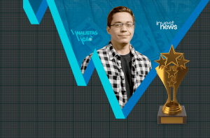 Analista sorridente com gráfico financeiro azul e troféu dourado. Logos "ANALISTAS EM AÇÃO" e "invest news" no fundo.