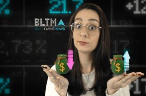 Mulher de óculos com expressão incerta segura sacos de dinheiro com setas de queda e alta, em fundo financeiro digital.