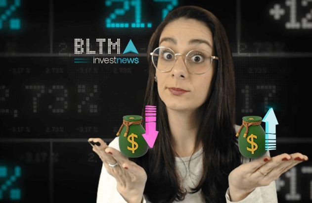 Mulher de óculos com expressão incerta segura sacos de dinheiro com setas de queda e alta, em fundo financeiro digital.