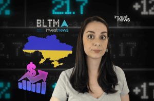Mulher com painel de notícias financeiras, mapa da Ucrânia e gráfico de alta de fundo.