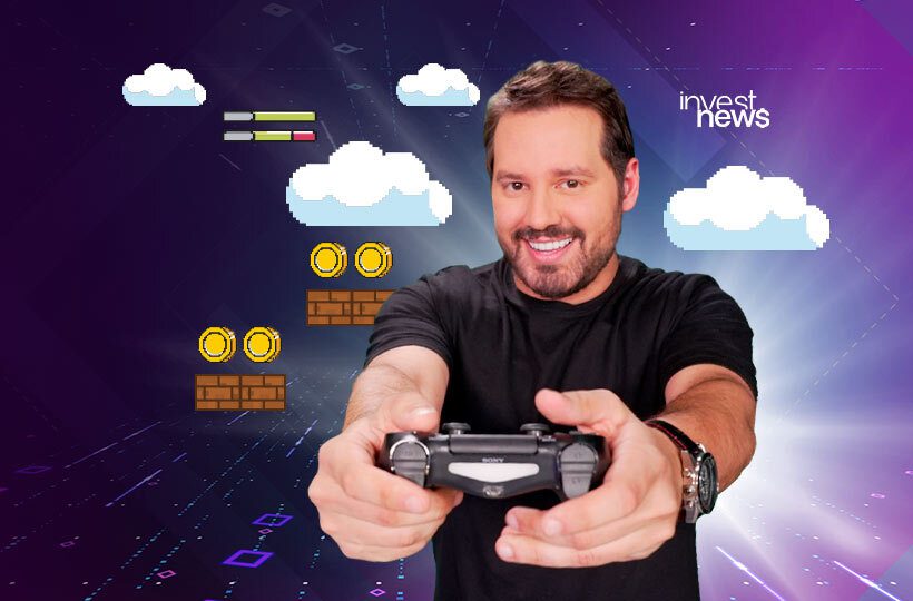 Dony De Nuccio com um controle de game nas mãos