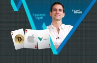 Analista sorrindo, exibindo cartas de investimento: Bitcoin, Apple e Vale. Fundo financeiro azul/cinza.