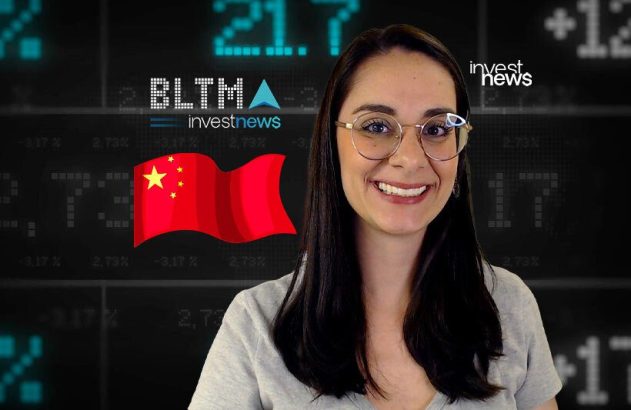 Mulher sorridente com óculos em estúdio financeiro, com bandeira da China e logos Investnews.