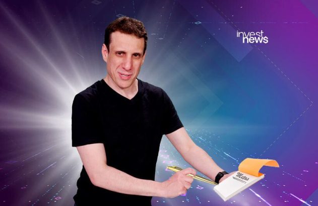 Samy Dana de camiseta preta com um bloco de notas na mão