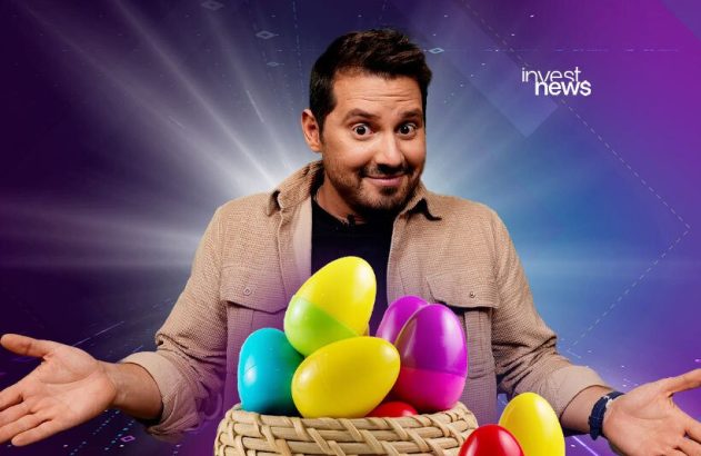 Homem com expressão surpresa e mãos abertas, apresentando cesto de ovos de Páscoa coloridos. Logo Invest.news.