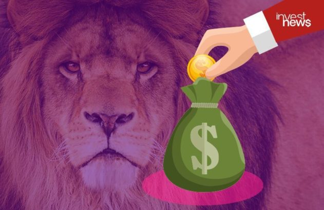 Mão depositando moeda em saco de dinheiro com cifrão, em fundo roxo com um leão.