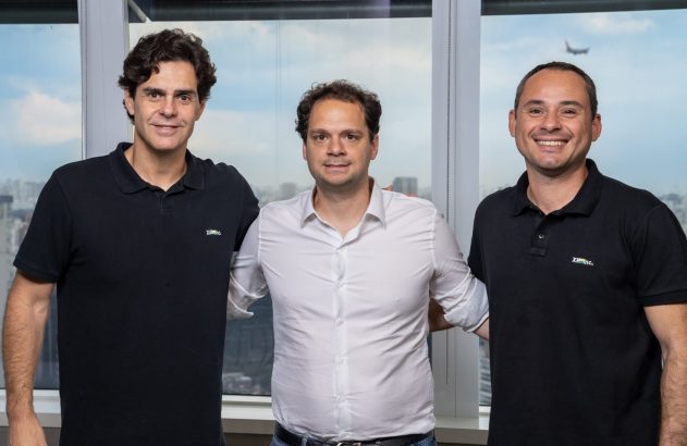 Guilherme Benchimol, fundador e presidente executivo do conselho de administração da XP Inc., Tiago Reis, fundador da Suno, e Thiago Maffra, CEO da XP Inc. (Foto: Thiago Bugallo/XP)