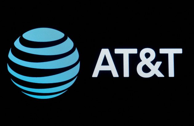 Logo da AT&T em fundo preto, com o ícone do globo listrado em azul e o texto branco "AT&T".